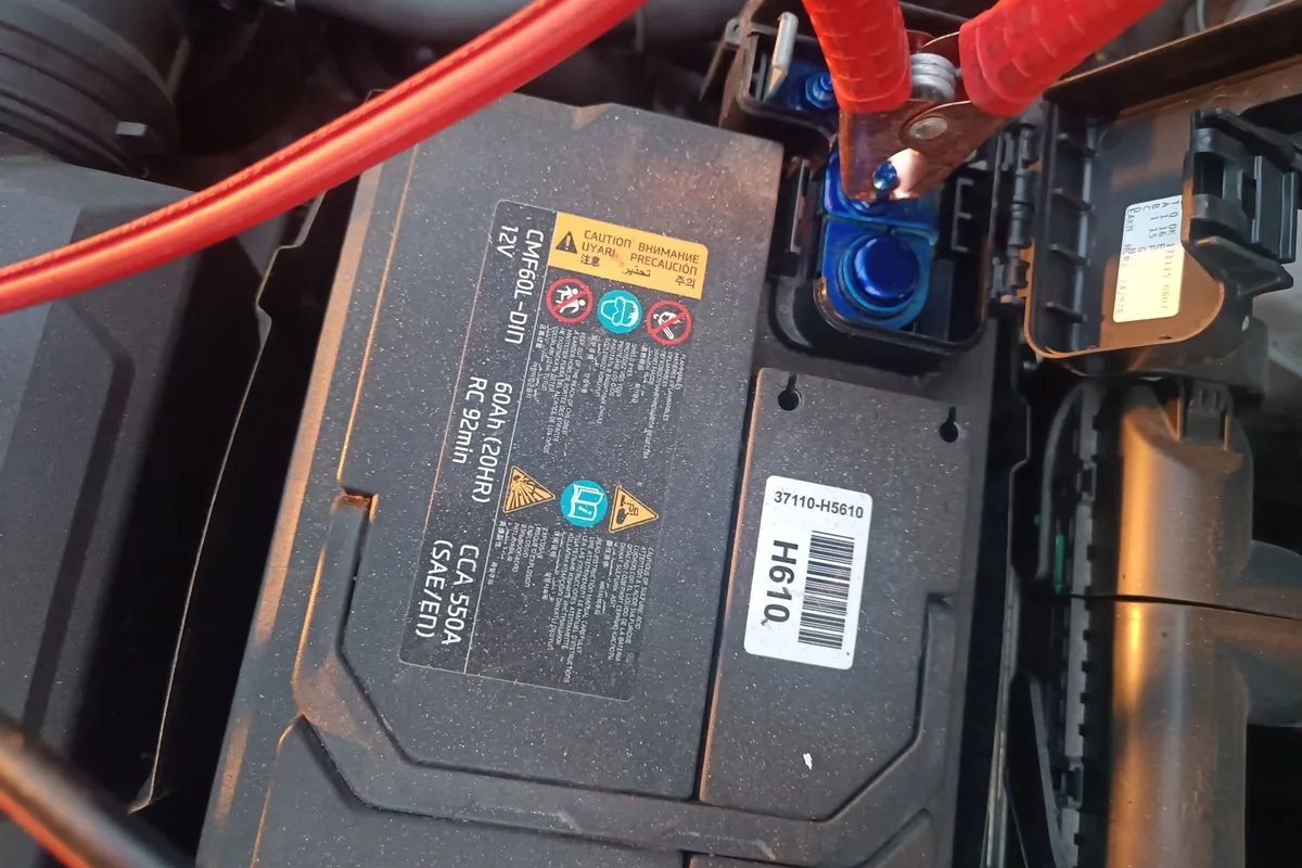 Заводской аккумулятор CMF60L-DIN 60 А·ч в Kia Rio 4 на подзарядке