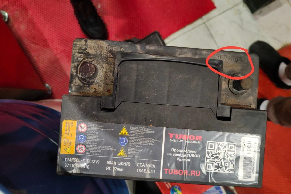 Дата выпуска на корпусе штатного аккумулятора CMF60L-DIN для Kia Rio