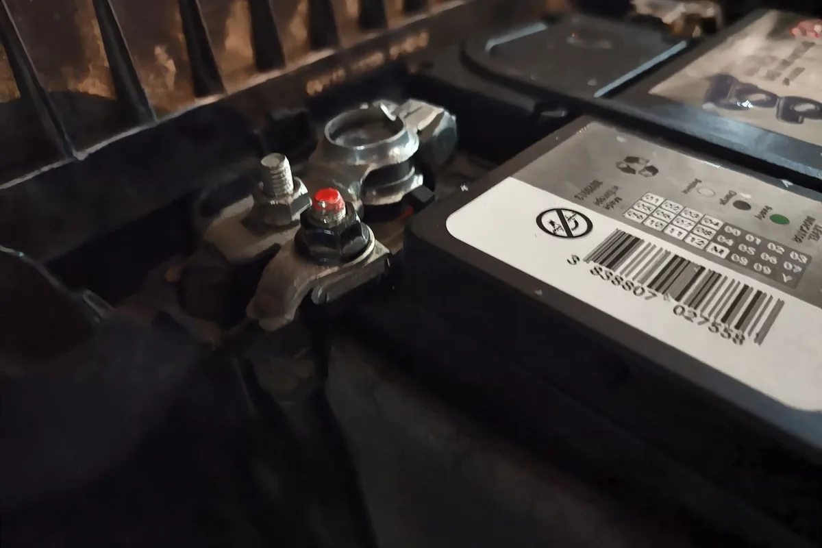 Минусовая клемма на новом аккумуляторе Kia Rio затянута до упора