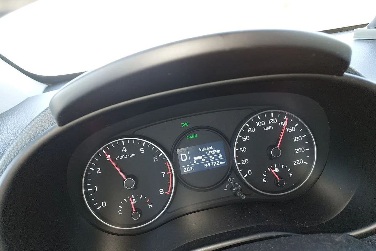Приборная панель Kia Rio 4 в режиме D: около 3000 об/мин на 140 км/ч