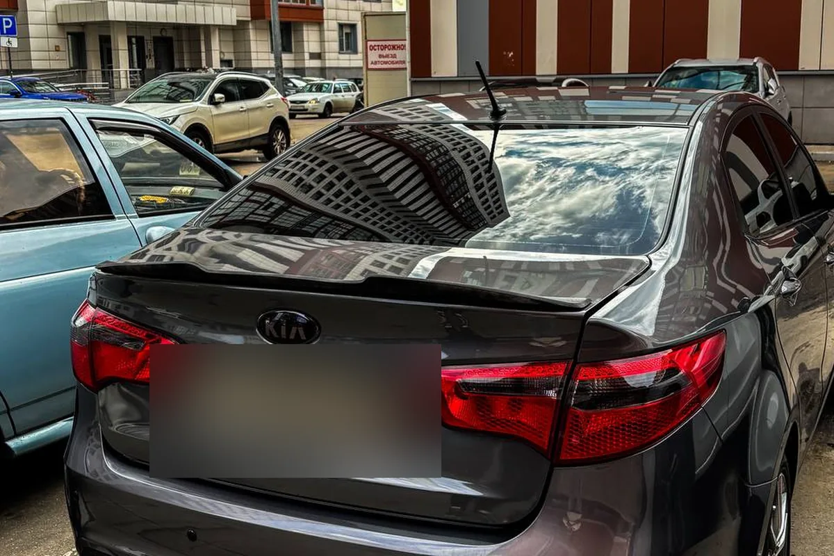 Спойлер на кромке багажника Kia Rio 3