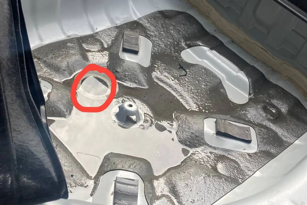 Вода в нише запасного колеса Kia Rio после мойки днища