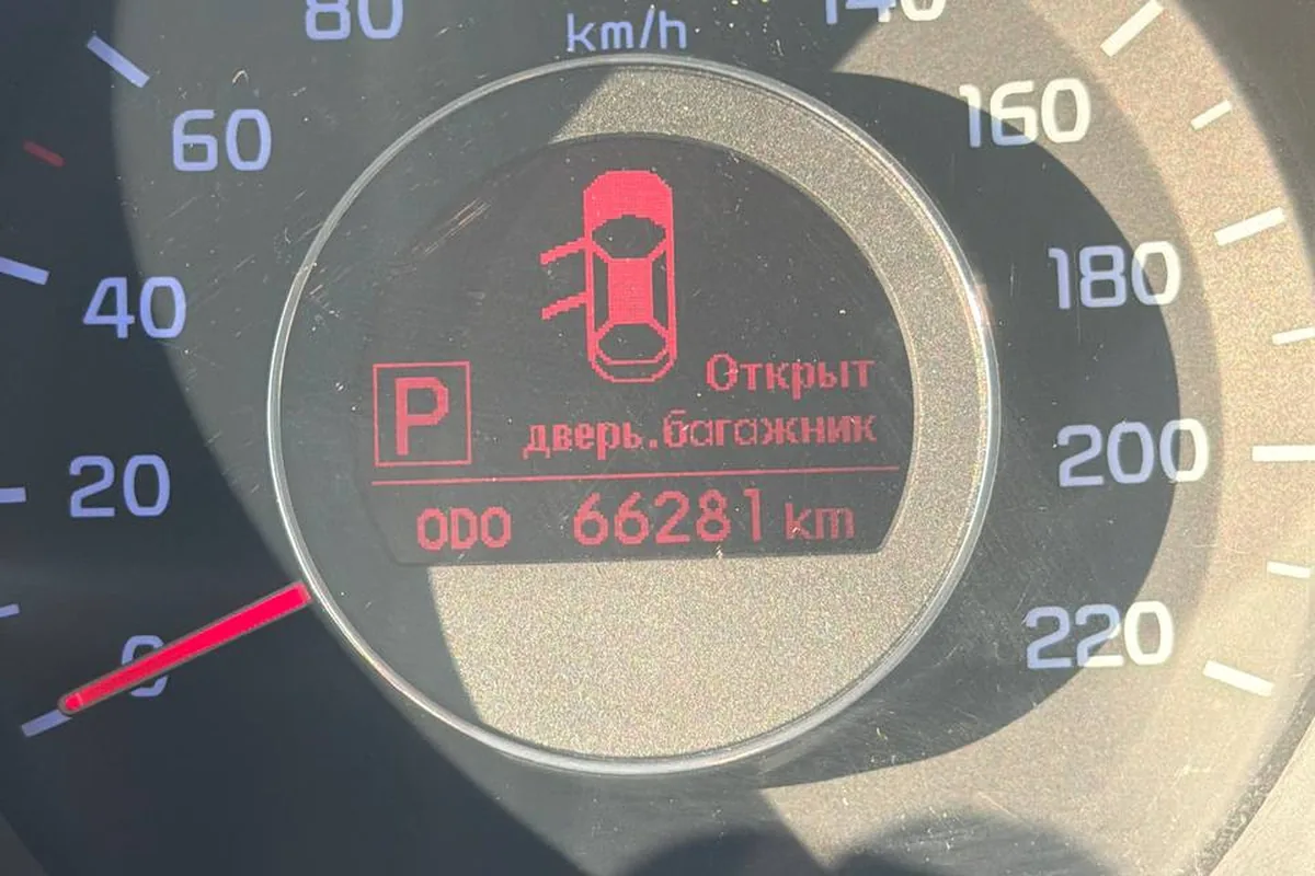 Сообщение «Открыт дверь, багажник» на приборке Kia Rio 3