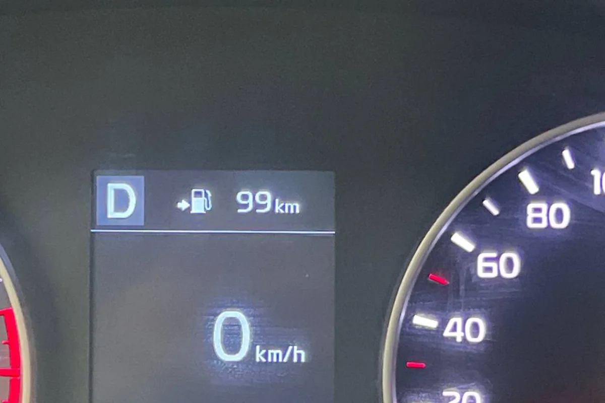 Горящая лампа резерва топлива и запас хода 99 км на приборке Kia Rio 4
