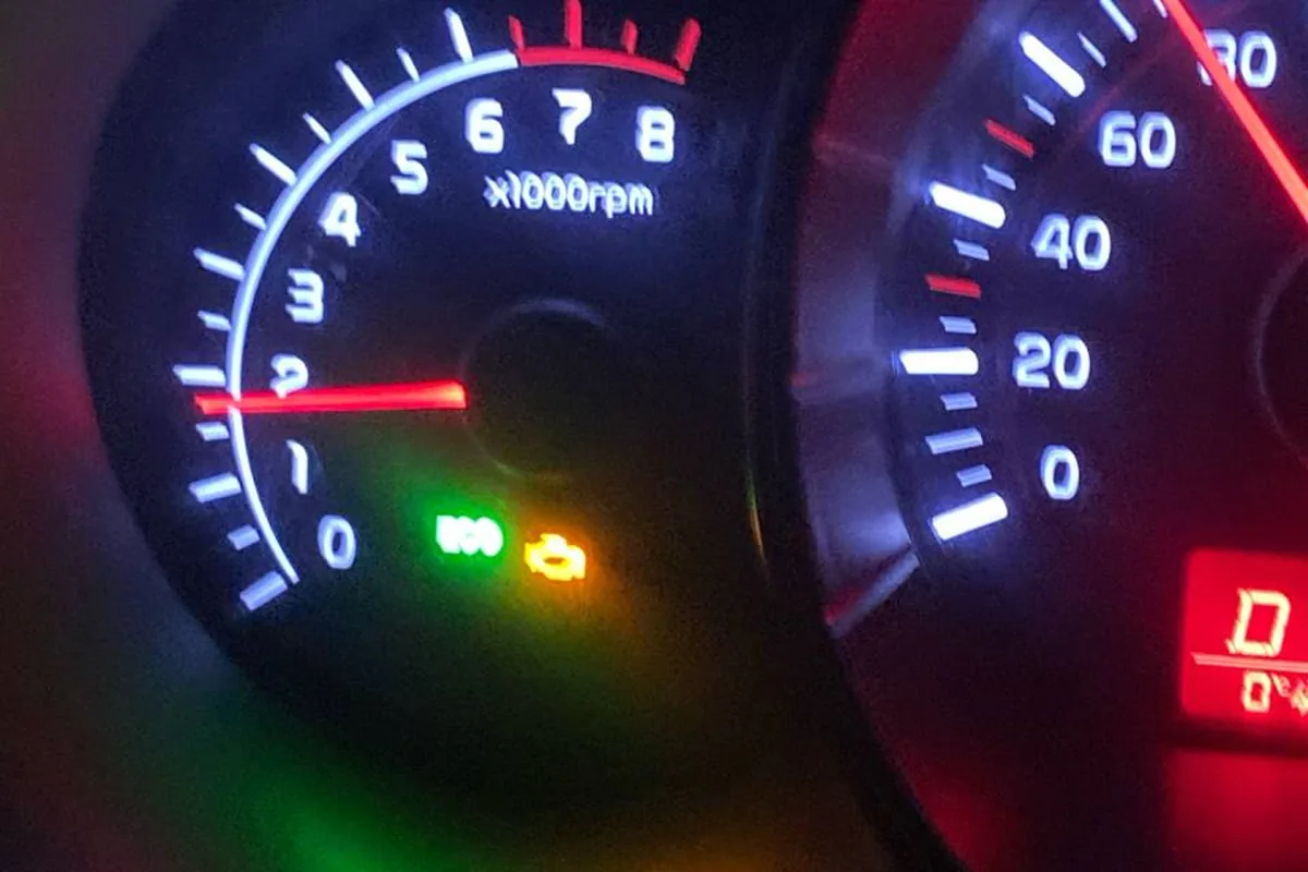 Лампа Check Engine на щитке Kia Rio после заправки