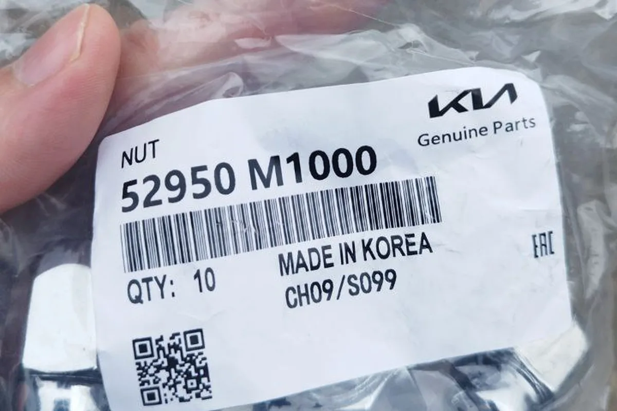 Оригинальные колёсные гайки Kia 52950-M1000 в упаковке