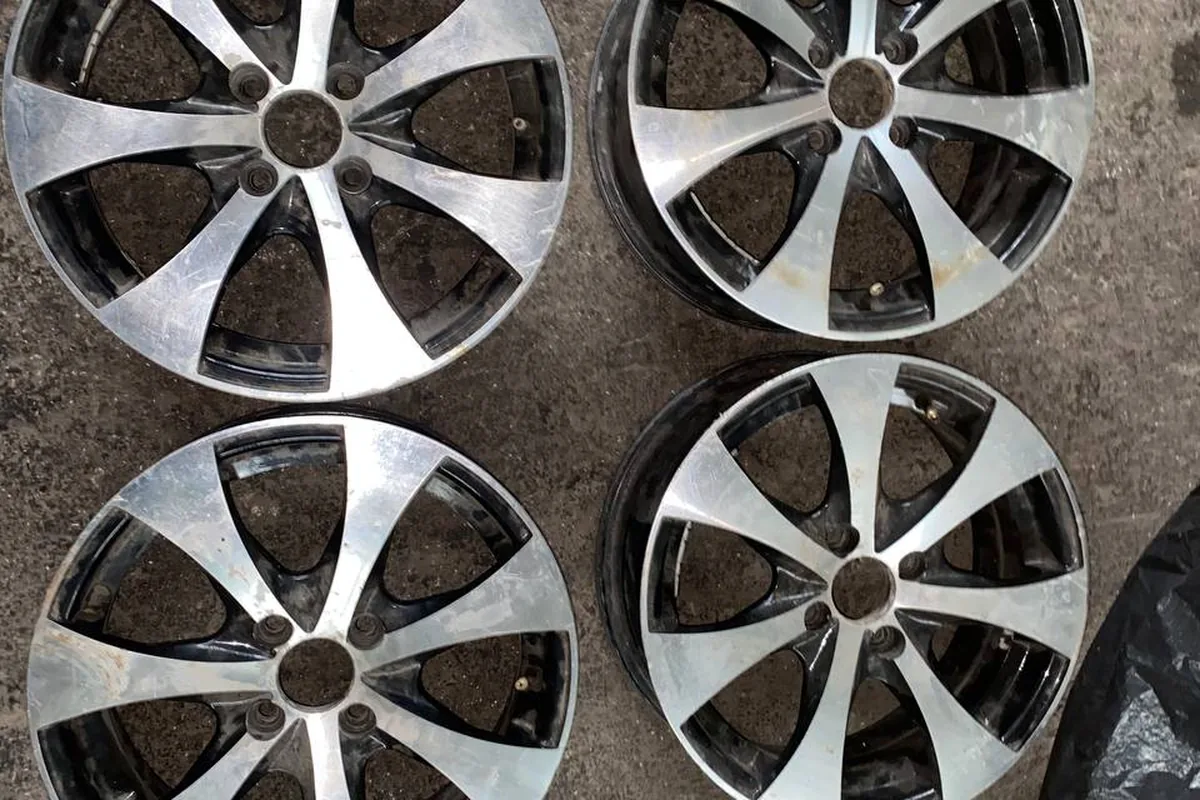 Комплект литых дисков R15 с Kia Rio с потёртостями и дефектами