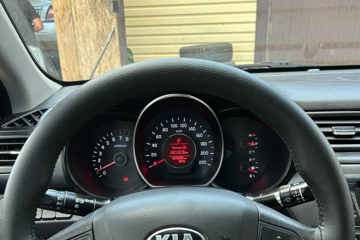 Приборная панель рестайлинга, установленная на Kia Rio 3