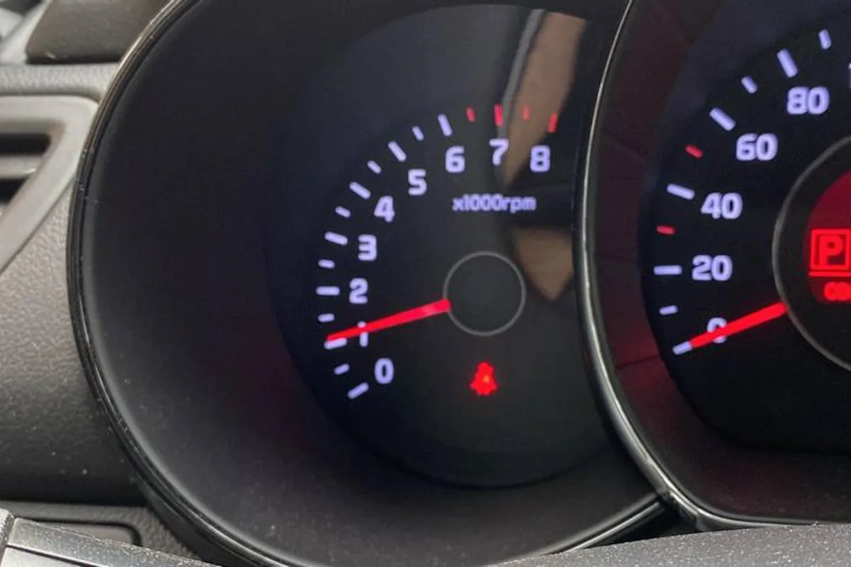 Повышенные обороты холостого хода Kia Rio на тахометре