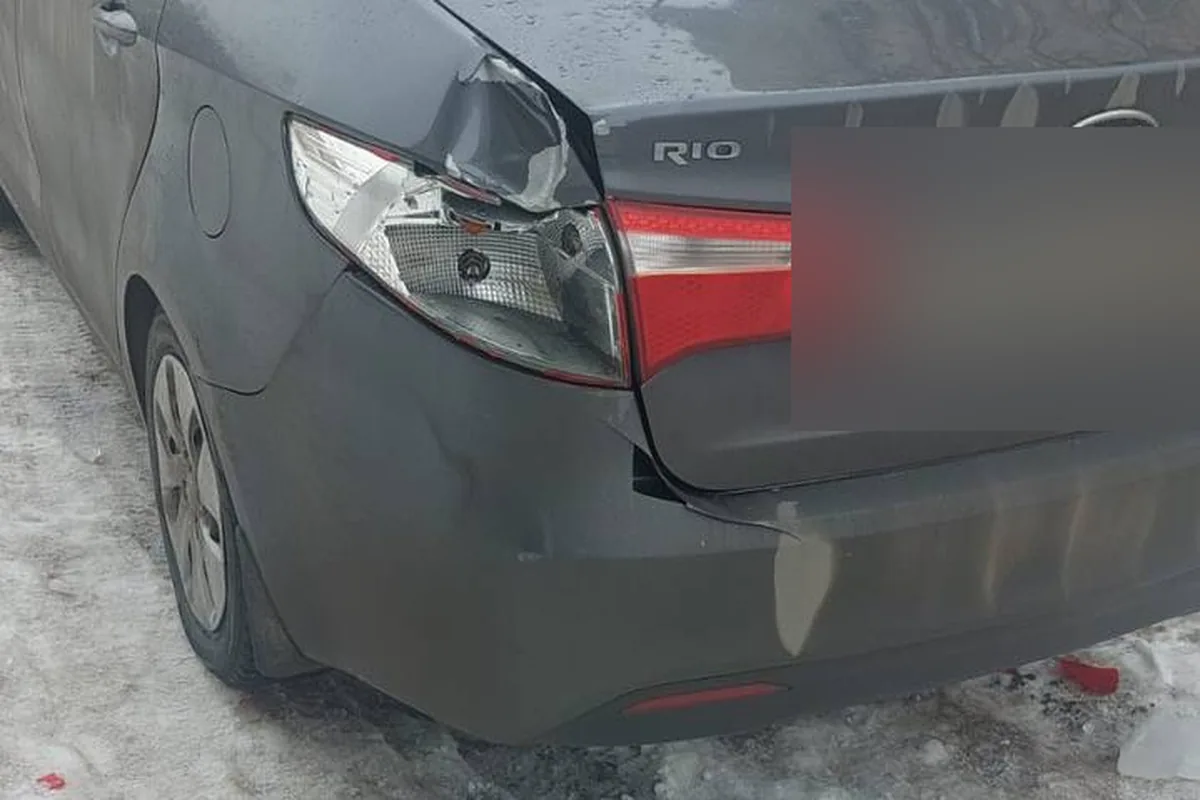 Разбитый задний фонарь и крыло Kia Rio 3 от упавшего льда