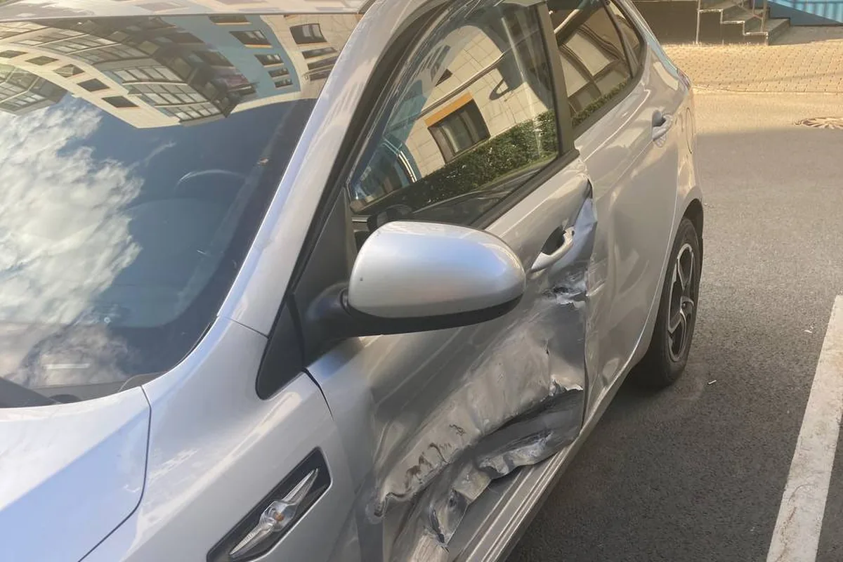 Помятые двери Kia Rio 2014 года после ДТП