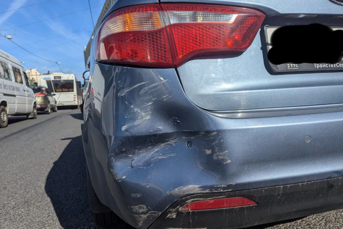 Помятый задний бампер Kia Rio 3 после удара грузовиком