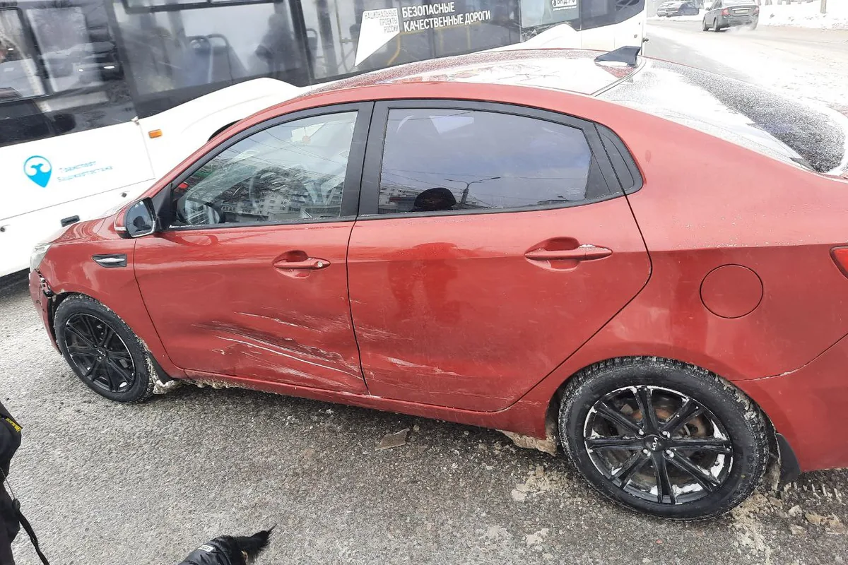 Kia Rio 3 с помятыми дверями и порогом после ДТП