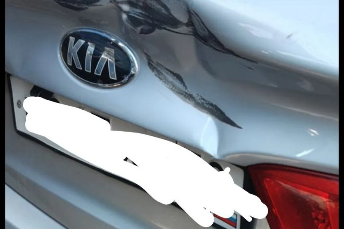 Смятая крышка багажника Kia Rio после удара сзади