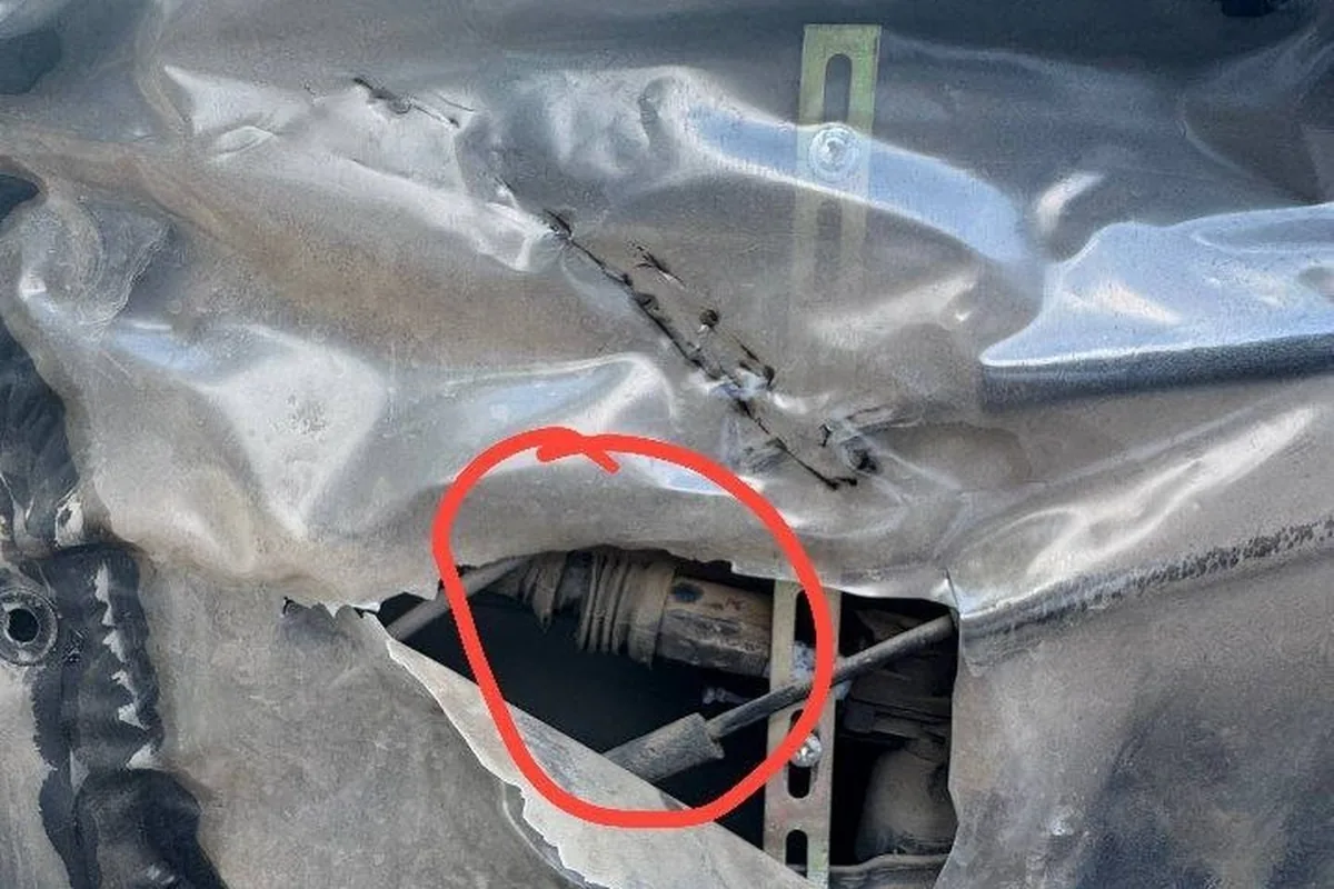 Актуатор замка внутри вскрытой передней двери Kia Rio 3