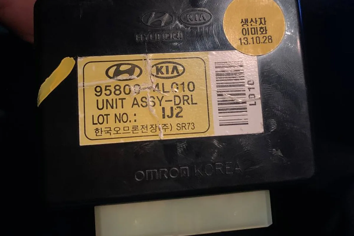 Блок управления ДХО 95800 Kia Rio 3 в руке