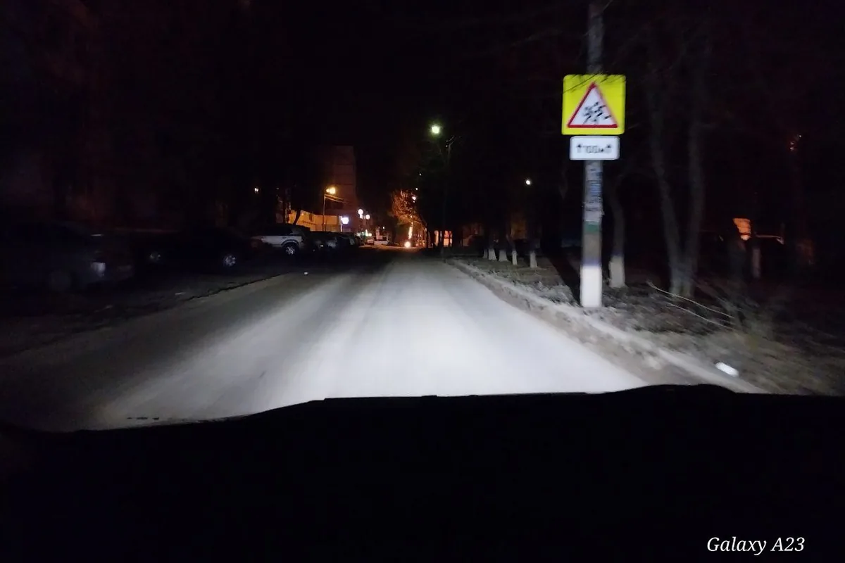 Свет мини-линз Kia Rio на ночной дороге