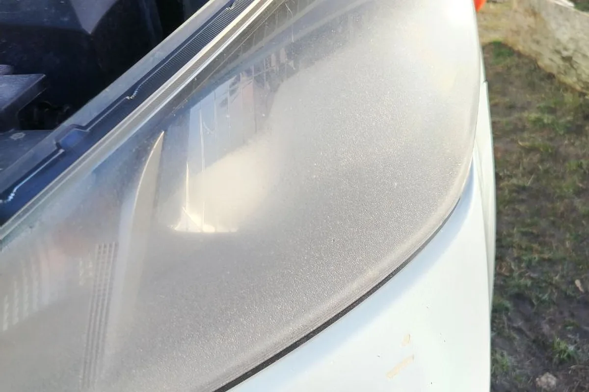 Запотевшая изнутри фара Kia Rio с весной