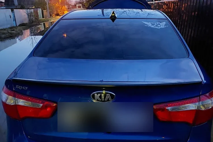 Kia Rio 3 седан с антенной-плавником и спойлером на крышке