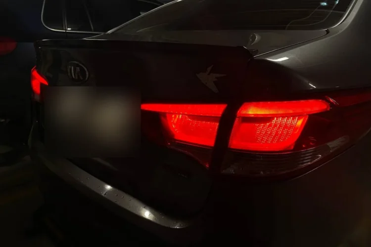 Спойлер на крышке багажника седана Kia Rio