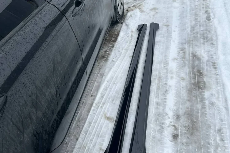 Пластиковые накладки на пороги рядом с Kia Rio перед установкой