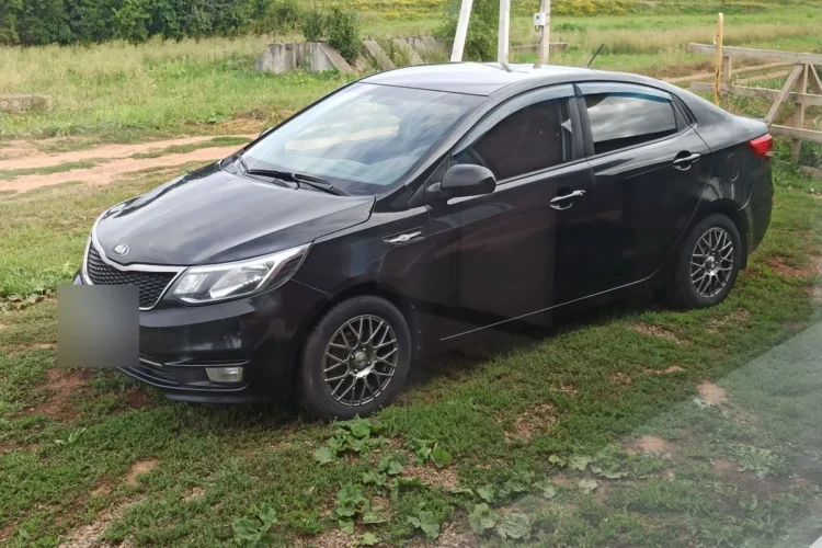 Kia Rio 3 седан на литых дисках R15 цвета графит