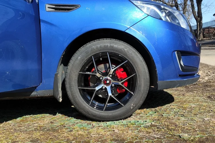 Переднее колесо Kia Rio 3 на литом диске R15 6,5J ET35