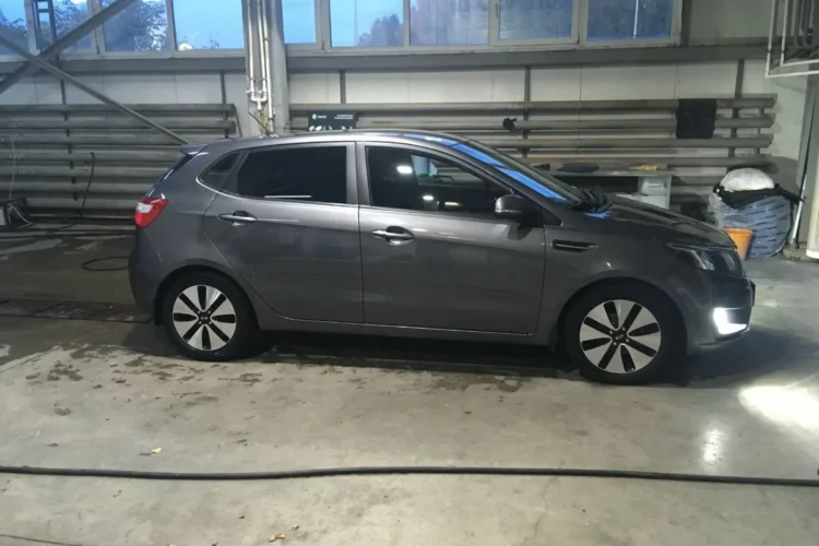 Хэтчбек Kia Rio 3 на штатных литых дисках R16