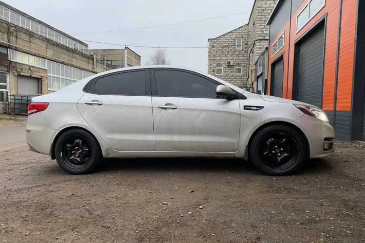 Седан Kia Rio 3 в профиль на чёрных дисках R16
