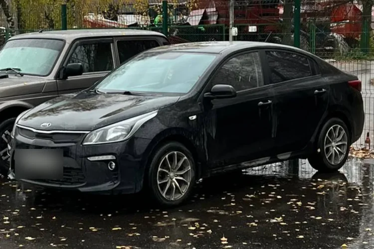 Kia Rio 4 седан на литых дисках R16 с вылетом 52
