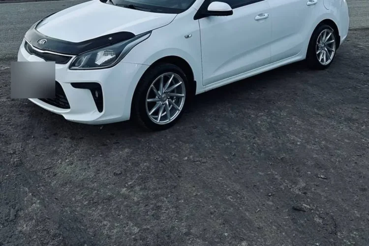 Белый Kia Rio 4 на литых дисках R16 с шинами 195/50