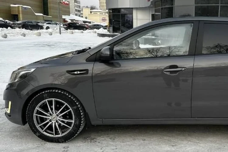 Хэтчбек Kia Rio 3 на литых дисках R16 зимой
