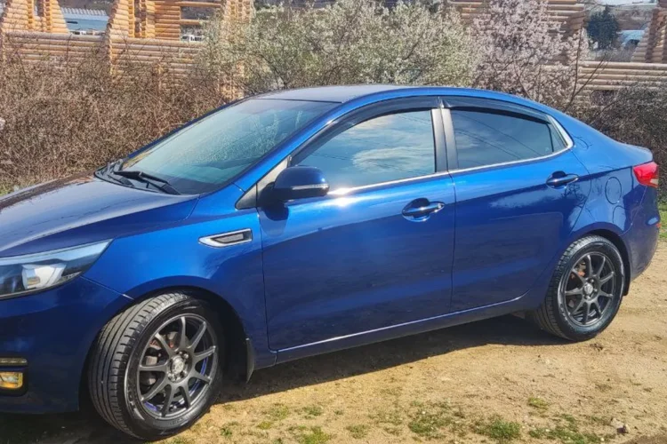 Синий седан Kia Rio 3 на тёмных литых дисках R16