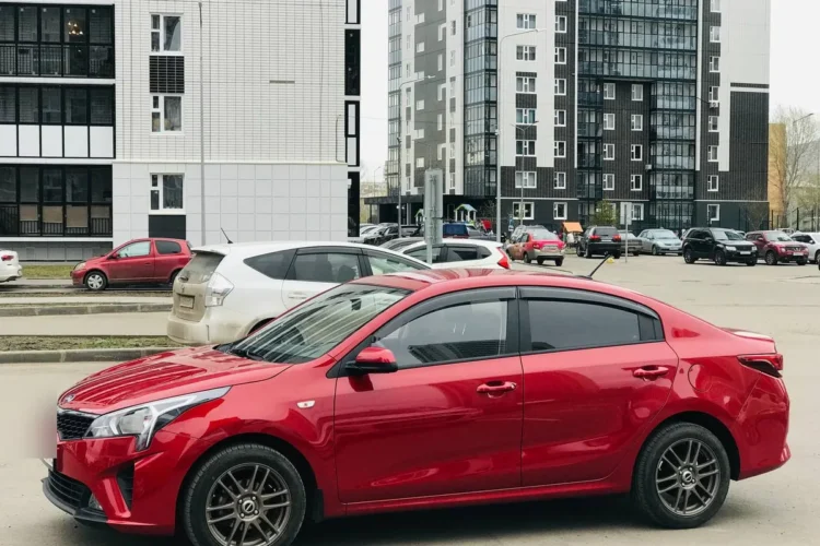 Красный Kia Rio 4 на литых дисках R16 с шинами 205/50