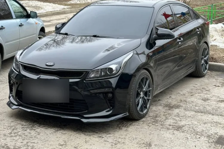 Чёрный Kia Rio 4 на дисках R17 с занижением на 50 мм