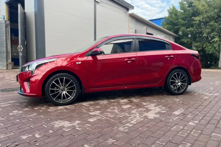 Красный Kia Rio 4 на литых дисках R17 7J ET50