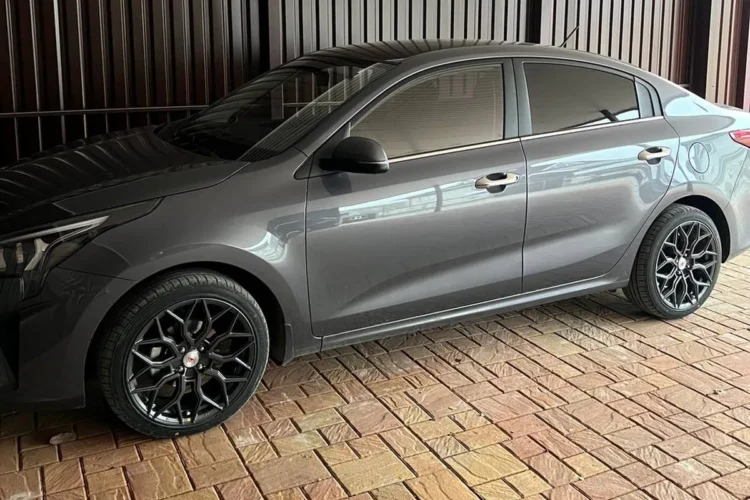 Серый Kia Rio 4 на чёрных литых дисках R17
