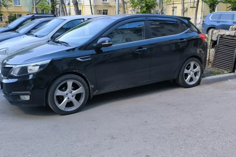 Чёрный хэтчбек Kia Rio 3 на литых дисках R17