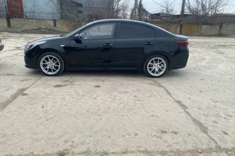 Чёрный седан Kia Rio 4 в профиль на дисках R17