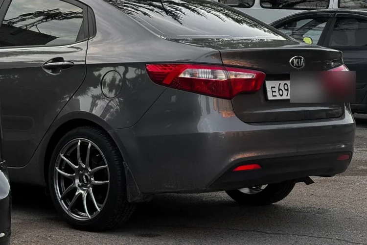 Задняя часть седана Kia Rio 3 на дисках R17