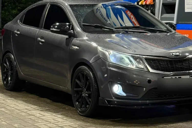 Kia Rio 3 седан на чёрных дисках-вертушках R17