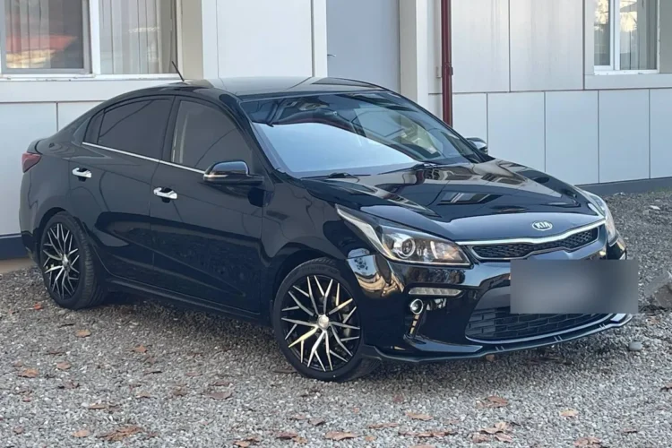 Чёрный Kia Rio 4 на чёрно-полированных дисках R17