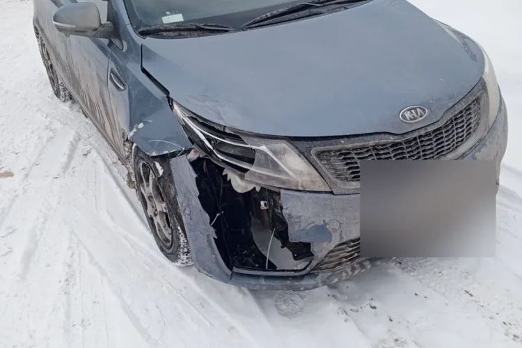 Kia Rio 3 с разбитым передним крылом, фарой и бампером