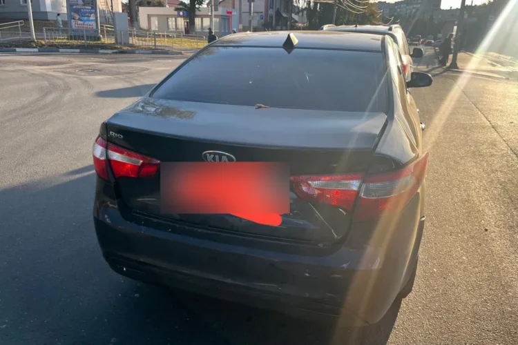 Kia Rio 3 2013 года с помятой задней частью после ДТП