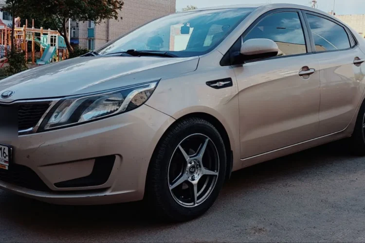 Kia Rio 3 седан на литых дисках шириной 7 дюймов