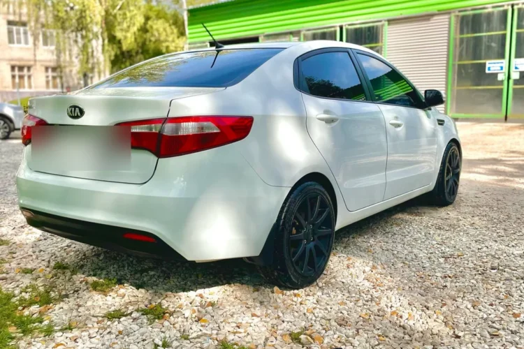 Белый Kia Rio 3 седан на чёрных литых дисках