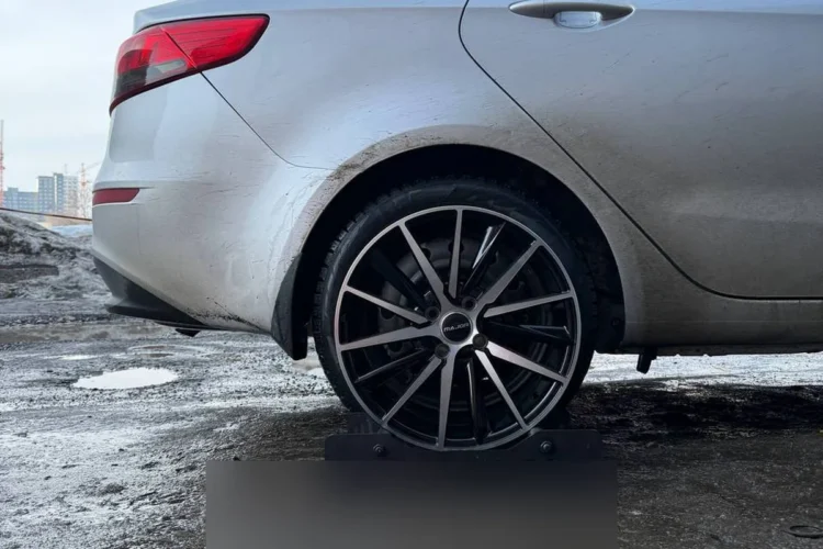 Задняя арка Kia Rio 3 с дисками от Toyota Camry