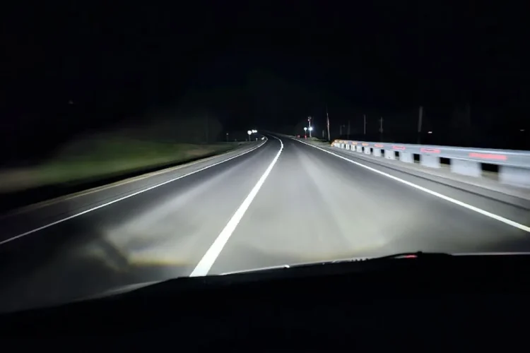Дальний свет Kia Rio 3 рестайлинг со штатными линзами и LED