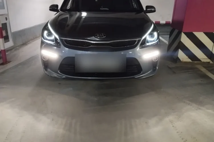 Kia Rio 4 с би-лед линзами и ангельскими глазками в фарах