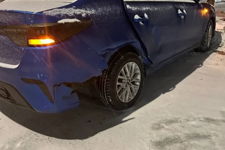 Kia Rio 4 2019 года с замятыми дверью и крылом